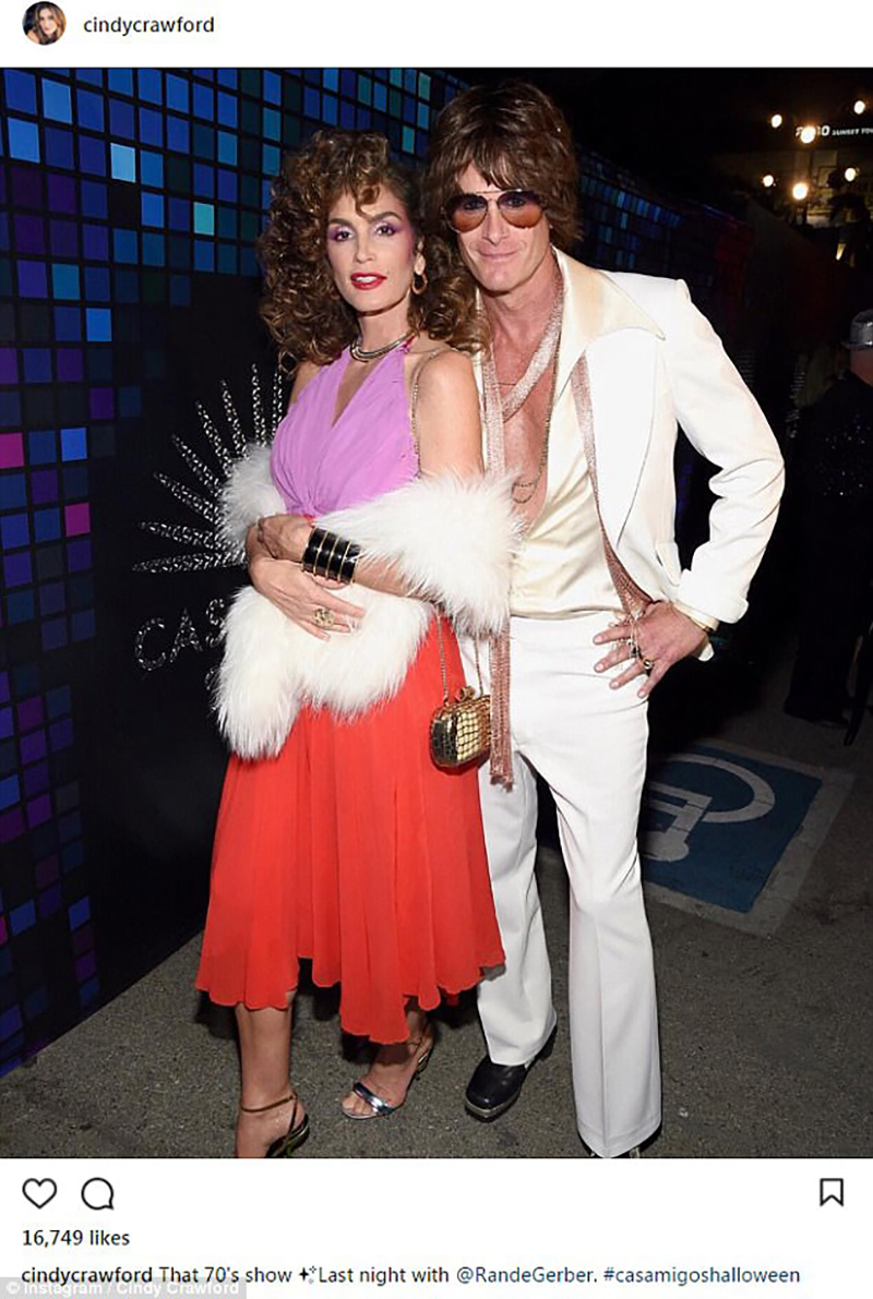 Dàn sao tưng bừng hóa trang mừng Halloween: Adam Levine giả gái, Kim hóa thành Cher siêu đẹp và sexy